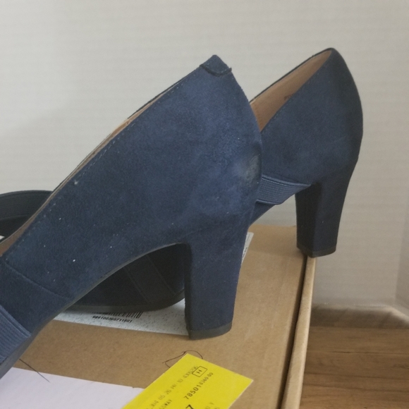 Navy blue heeled shoe - Picture 2 of 3